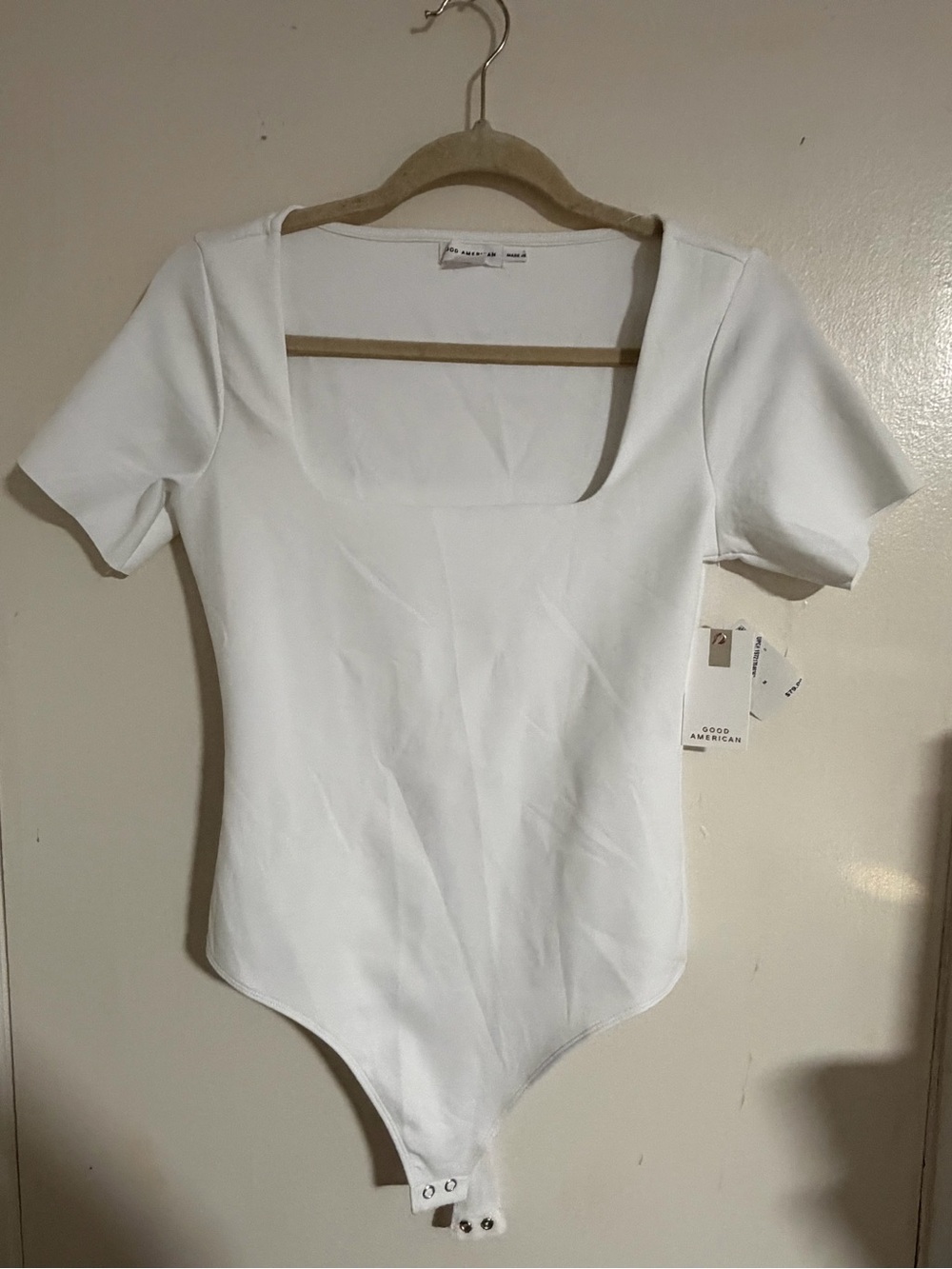 Good American White Square Neck Short Sleeve Bodysuit with Snap Closure